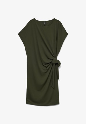 Oliwkowa sukienka do kolan z krótkimi rękawami, okrągłym dekoltem i bocznym węzłem tworzącym marszczoną tkaninę.