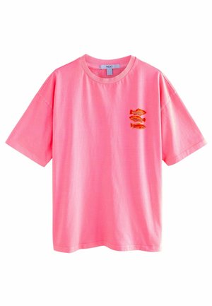 T-shirt rose vif à manches courtes avec un motif de trois petits poissons orange sur le haut gauche de la poitrine et un col rond.