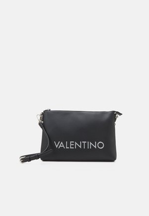 Zwarte rechthoekige leren crossbodytas met verstelbare band en "VALENTINO" in zilveren hoofdletters aan de voorkant.