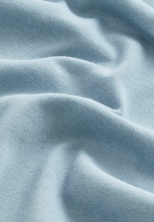 Tissue tricot de culoare albastru deschis, cu o textură netedă și moale. Materialul prezintă plisuri și valuri delicate, evidențiind natura sa flexibilă și fluidă.