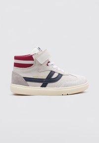 Zapatillas altas de ante gris claro con detalles en azul marino y un cuello acanalado burdeos. Cuenta con una correa de Velcro y cordones blancos. Suela de goma.