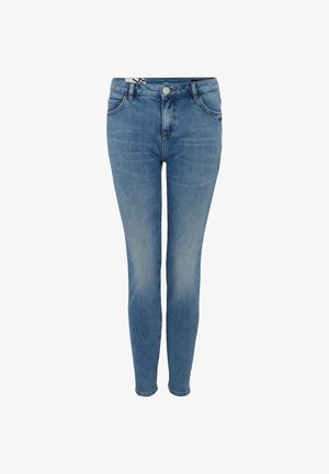 Jeans en denim bleu maigre avec un délavage, design à cinq poches, fermés par un bouton en métal et une braguette zippée, avec des passants de ceinture à la taille.