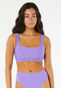 Top bikini ribbed di colore viola chiaro con scollatura quadrata e spalline larghe, abbinato a un pantaloncino alto coordinato. Texture liscia in tutto.