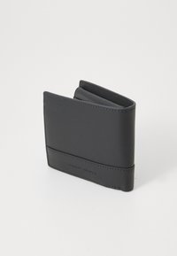 Portefeuille en cuir noir avec une texture lisse, un design minimaliste et un détail de bande horizontale à la base. Forme rectangulaire compacte.