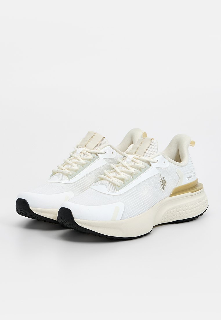 Zapatillas deportivas blancas con una parte superior texturizada, detalles en beige y una suela acolchada. Presentan cordones y un logo en el lateral.