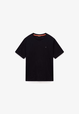 T-shirt in cotone nero, maniche corte, colletto girocollo, presenta un piccolo logo sul petto e un accento arancione a contrasto sul colletto.