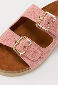 Ružová háčkovaná sandála s dvoma nastaviteľnými zlatými prackami, so soft brown podložkou a béžovou gumovou podrážkou, s textúrovaným tkaným zvrškom.
