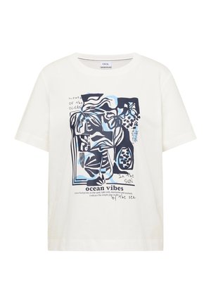 Camiseta blanca de manga corta con diseño abstracto en azul y negro de temática oceánica y texto que dice "vibras del océano" y frases relacionadas.