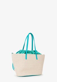 Borsa tote intrecciata beige con chiusura a coulisse turchese e manici. Forma rettangolare con superficie liscia e accenti di colore contrastanti.