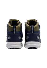 Marineblauwe hoge sneakers met olijfgroene accenten, gewatteerde kraag en witte rubberen zolen. Bevat branding en trekbandjes op de hielen.