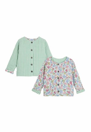 Deux vestes réversibles à manches longues pour enfants, l'une avec un motif vichy vert, l'autre avec un imprimé floral multicolore, toutes deux dotées de boutons sur le devant.