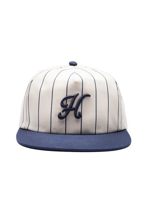 Gorra de béisbol blanca con rayas verticales marinas y una visera azul marino, con una letra "H" estilizada bordada en la parte delantera.