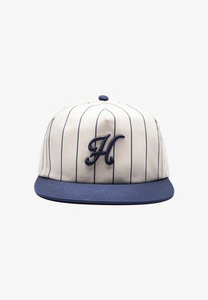 Biała czapka z daszkiem z pionowymi granatowymi prążkami i granatowym daszkiem, z wyhaftowaną z przodu stylizowaną literą "H".