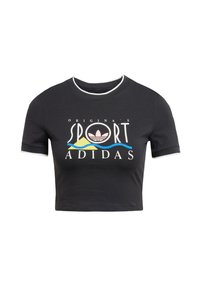 Černé zkrácené tričko s krátkými rukávy, které má bílý žebrovaný výstřih a barevný grafický nápis "ADIDAS" na přední straně.