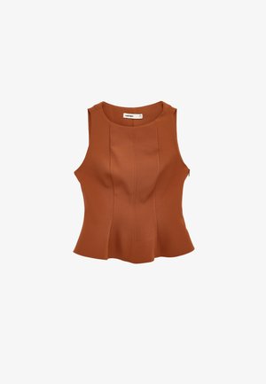 Peplum top van roestkleurige stof. Mouwloos ontwerp met een ronde halslijn en subtiele stikdetails. Uitlopende zoom voor extra vorm.
