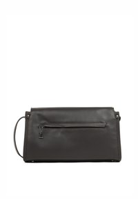 Borsa a mano in pelle marrone con forma rettangolare, dotata di una tasca frontale con zip e manico laterale. Texture liscia, dettagli hardware minimi.