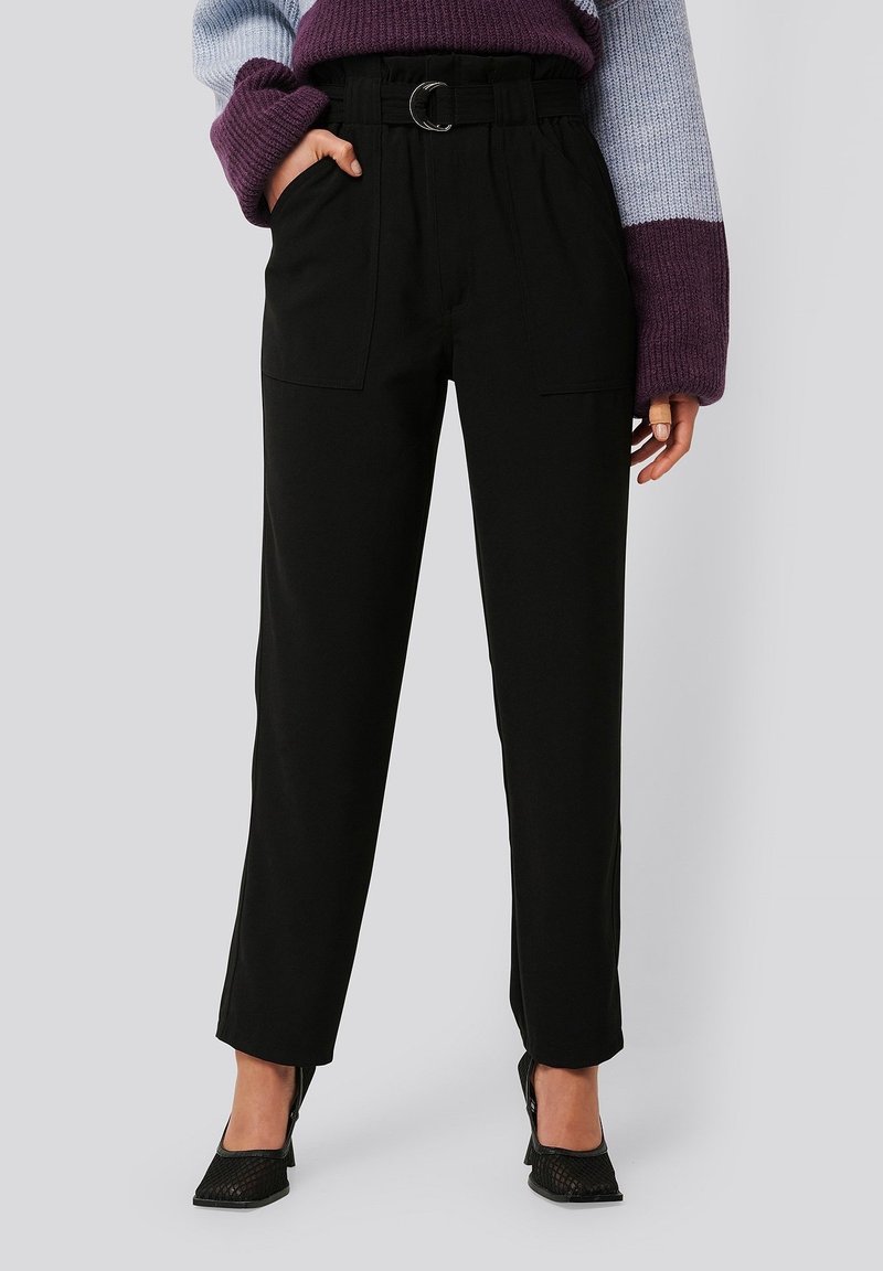 Černé, vysoce pasové kalhoty širokého střihu, s opaskem na zavazování a kovovou přezkou, a předními nakládacími kapsami; hladká textilie.