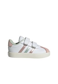 Sneaker bianco con dettagli rosa e verde, tomaia in materiale sintetico, due cinturini regolabili, punta testurizzata e suola in gomma.