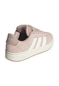 Sneakers in suede rosa chiaro con strisce bianche, design a punta tonda e suola in gomma. Presentano un colletto imbottito e lacci testurizzati.