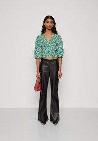 ONLY Petite ONLPELLA 3/4 WRAP - Top dugih rukava - abundant green