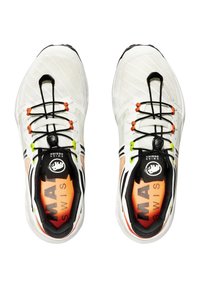 Białe buty sportowe z siateczkową cholewką, czarnymi sznurówkami oraz pomarańczowymi i zielonymi akcentami. Posiadają czarny wyściełany kołnierz i teksturowaną podeszwę.