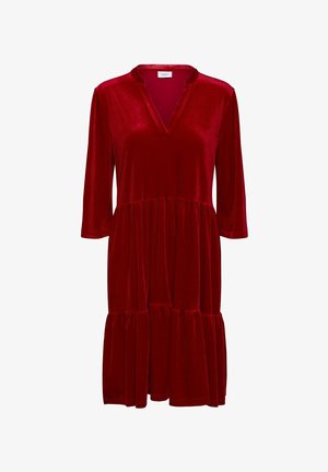 Crvena baršunasta haljina s V-izrezom, rukavima do tri četvrtine i slojevitom donjim rubom. Mekana tekstura i ležeran kroj.