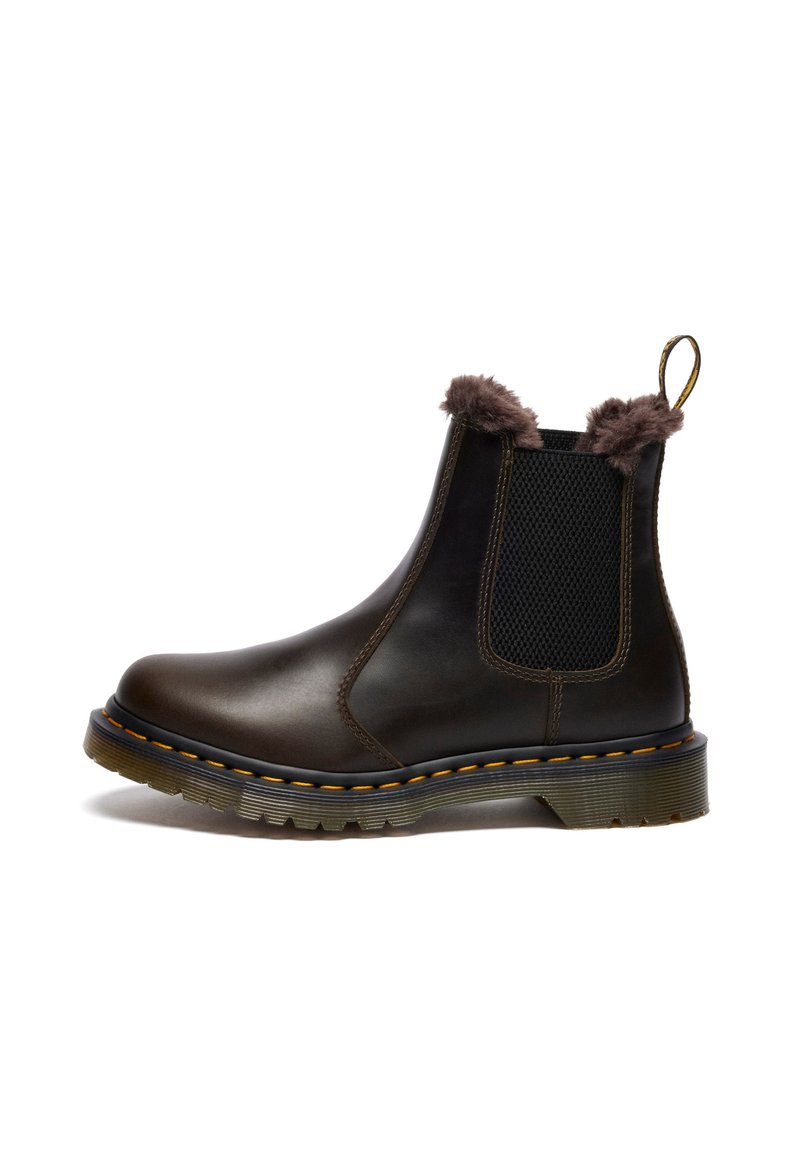 Stivale Chelsea in pelle marrone con pannelli laterali elastici, bordi in finta pelliccia, cuciture gialle e suola in gomma rigata.