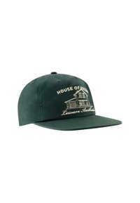 Cappellino da baseball verde scuro con ricamo beige di una casa a due piani e testo "HOUSE OF DOCKS Leisure Aesthetic" sul pannello frontale.