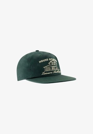 Tummanvihreä baseball-lippis, jossa on vaaleanbeige brodeeraus kahden kerroksen talosta ja teksti "HOUSE OF DOCKS Leisure Aesthetic" etupaneelissa.