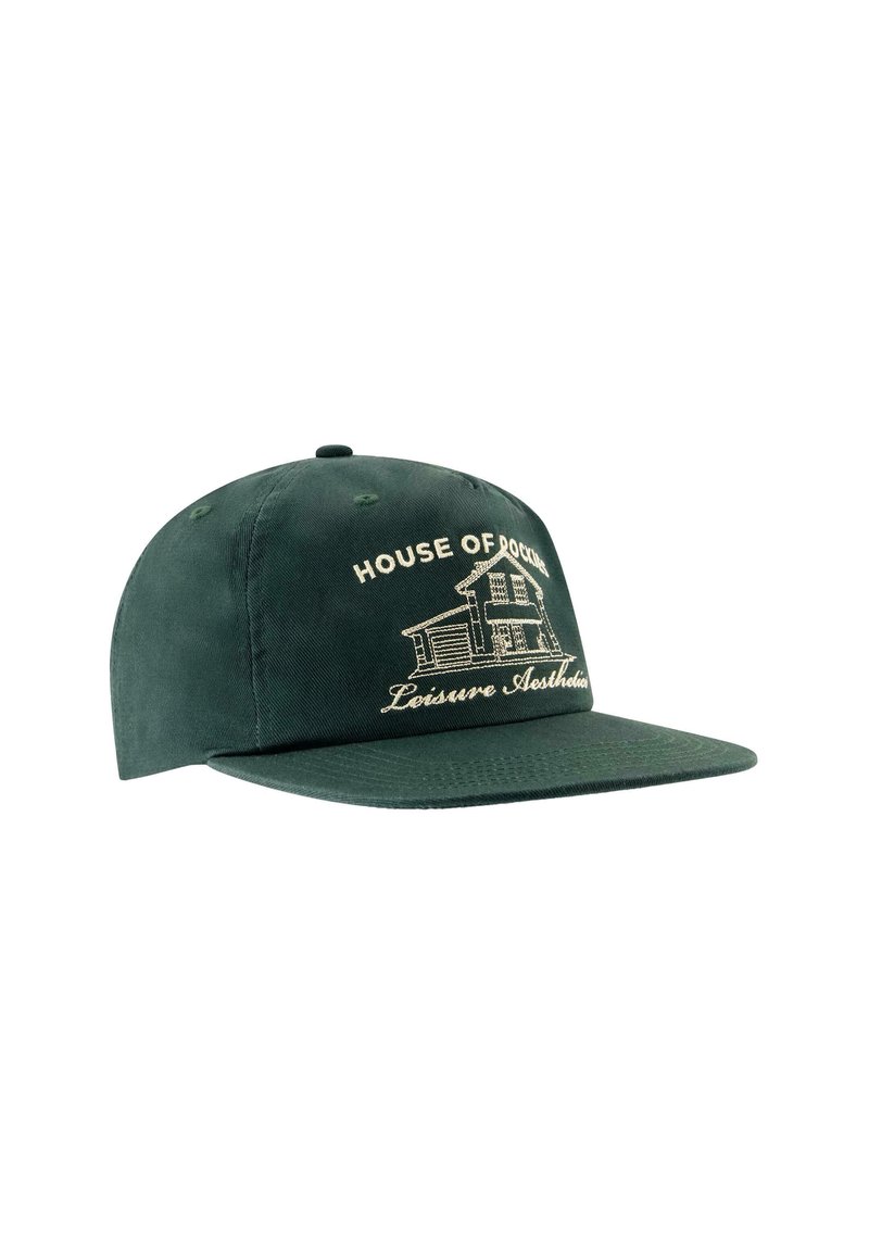 Cappellino da baseball verde scuro con ricamo beige di una casa a due piani e testo "HOUSE OF DOCKS Leisure Aesthetic" sul pannello frontale.