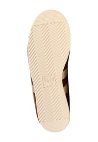 Suela de zapatilla marrón con un patrón texturizado en espiga. La suela de goma beige claro incluye detalles del logo y rayas en contraste a lo largo de los lados.