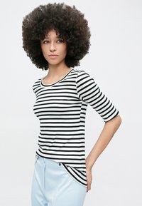 Marc Cain Nyomott mintás póló - white/black