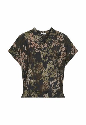 Korte mouwen blouse met V-hals, met een abstract bloemenpatroon in gedempte groen-, bruin-, roze- en beige tinten op een zwarte achtergrond.