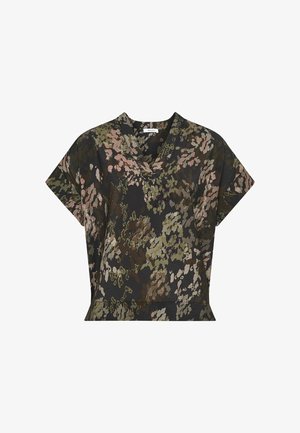 Kortærmet bluse med V-udskæring, der har et abstrakt blomstermønster i afdæmpede grønne, brune, pink og beige nuancer på en sort baggrund.