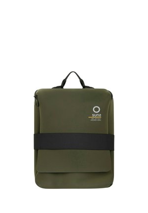 Zaino di forma quadrata verde oliva con una cinghia orizzontale nera e una maniglia superiore, con un piccolo logo bianco e giallo sulla parte anteriore.
