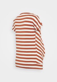 T-shirt às riscas com linhas horizontais em laranja enferrujado e branco, mangas curtas, corte solto, material de algodão macio e decote redondo.