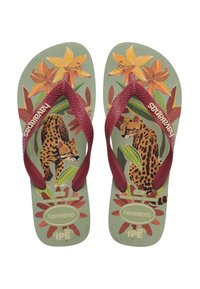 Infradito verdi con cinturini color amaranto, decorati con leopardini dipinti, foglie tropicali, fiori arancioni e il marchio "havaianas" sui cinturini e sulle suole.