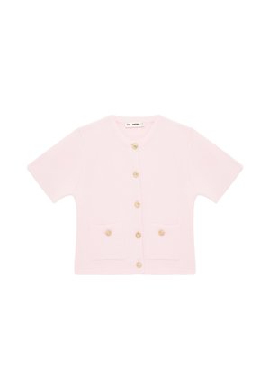 Hellrosa kurzärmelige Strickjacke mit rundem Ausschnitt, sechs vorderen Holzknöpfen und zwei kleinen vorderen Taschen mit Knöpfen.