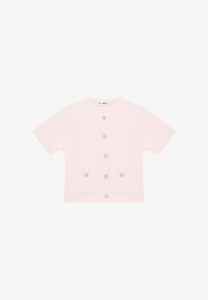 Hellrosa kurzärmelige Strickjacke mit rundem Ausschnitt, sechs vorderen Holzknöpfen und zwei kleinen vorderen Taschen mit Knöpfen.