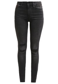 Svarta smala jeans med hög midja, med slitna knäpartier och en mjuk denimtextur. Klassisk femfickdesign.