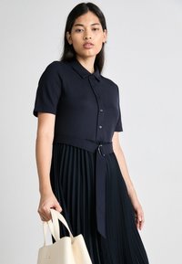 Tommy Hilfiger MIX PLEATED DRESS - Kreklkleita - desert sky