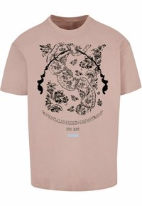 Světle růžové bavlněné tričko s černými květinovými a obličejovými ilustracemi, s nápisem "M. Gonzales Design Department EST. 2015" v kruhovém vzoru.