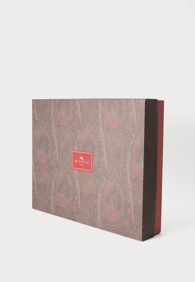Boîte rectangulaire décorative avec un motif cachemire complexe aux tons roses et verts et une étiquette rouge indiquant "ETRO Home."