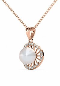Collana in oro rosa con un pendente circolare e una grande perla bianca al centro, circondata da un anello di cristalli trasparenti.