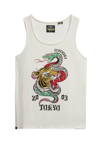 Biały top na ramiączkach z wielokolorowym haftem przedstawiającym tygrysa i węża, z napisem "Superdry Tokyo 2003" poniżej.