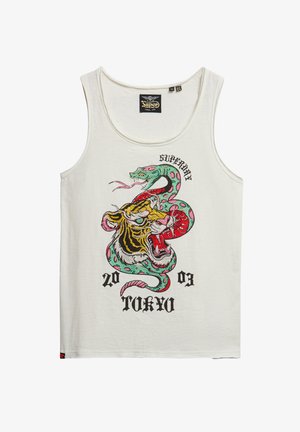 Biały top na ramiączkach z wielokolorowym haftem przedstawiającym tygrysa i węża, z napisem "Superdry Tokyo 2003" poniżej.