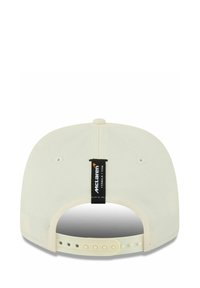 Kremowa czapka baseballowa z teksturowanej tkaniny, z czarną metką z logo "McLaren" przymocowaną z tyłu i regulowanym zapięciem na napy.