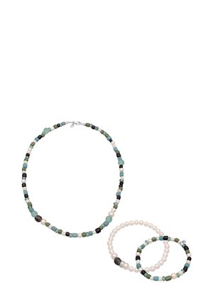 Perlesmykke sæt med en multicolor halskæde og to armbånd, et med hvide perler og et der matcher perlerne på halskæden.