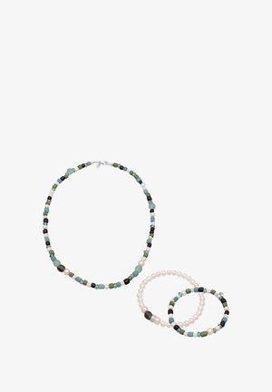 Perlesmykke sæt med en multicolor halskæde og to armbånd, et med hvide perler og et der matcher perlerne på halskæden.