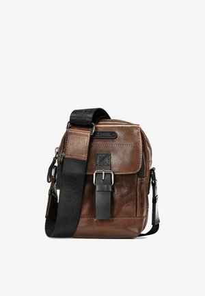 Brązowa skórzana torebka na ramię z przednim paskiem z klamrą, czarnym regulowanym paskiem na ramię oraz bocznymi kieszeniami na suwak.